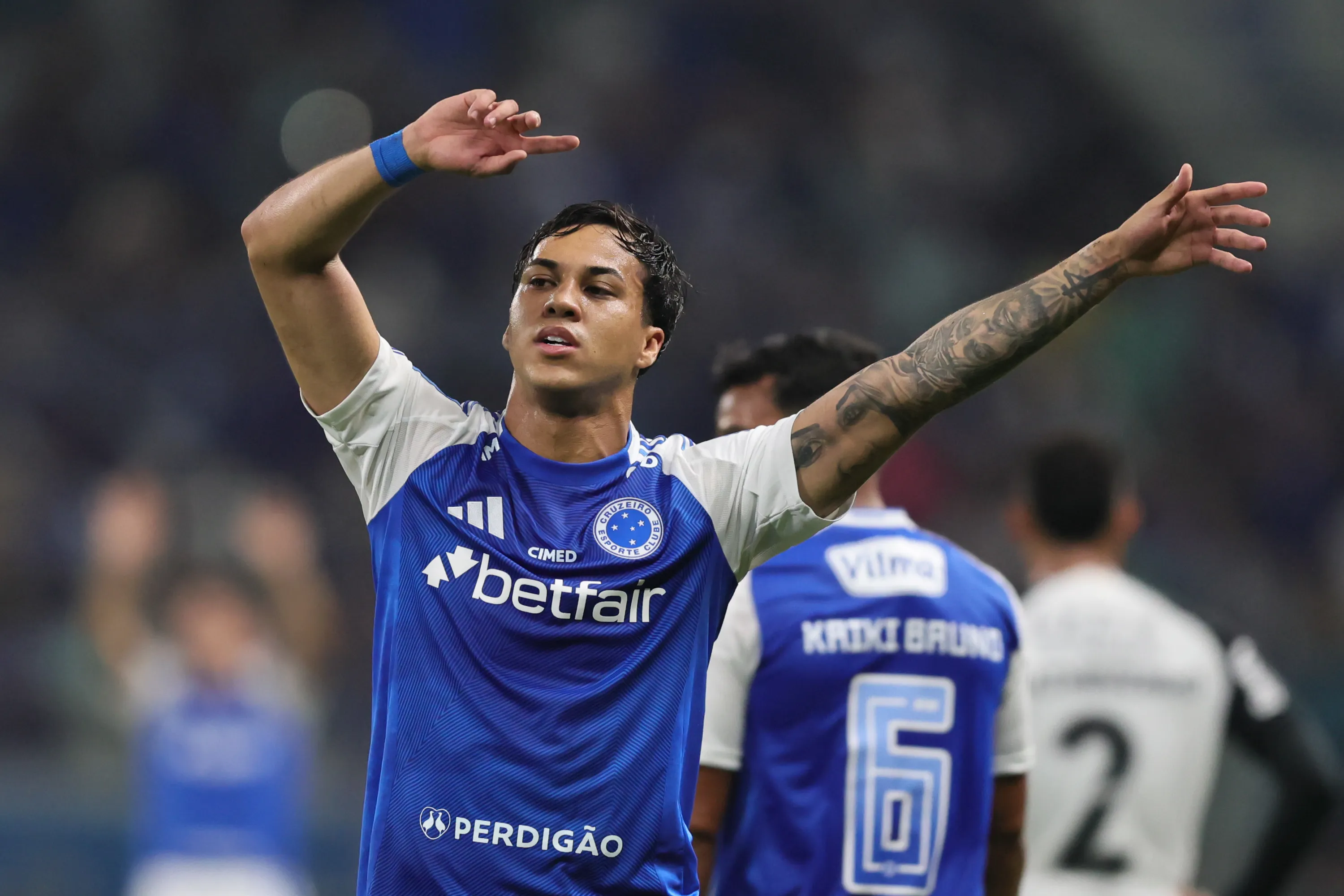 MG – BELO HORIZONTE – 23/11/2025 – BRASILEIRO A 2025, CRUZEIRO X CORINTHIANS – Kaio Jorge jogador do Cruzeiro comemora seu gol durante partida contra o Corinthians no estadio Mineirao pelo campeonato Brasileiro A 2025. Foto: Gilson Lobo/AGIF