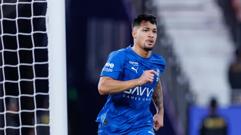 Marcos Leonardo, do time Al-Hilal FC, comemora a marcação do primeiro gol durante a partida da Saudi Pro League entre Al Hilal e Al Shabab na Kingdom Arena em 31 de outubro de 2025 em Riade, Arábia Saudita. (Foto de Abdullah Ahmed/Getty Images)