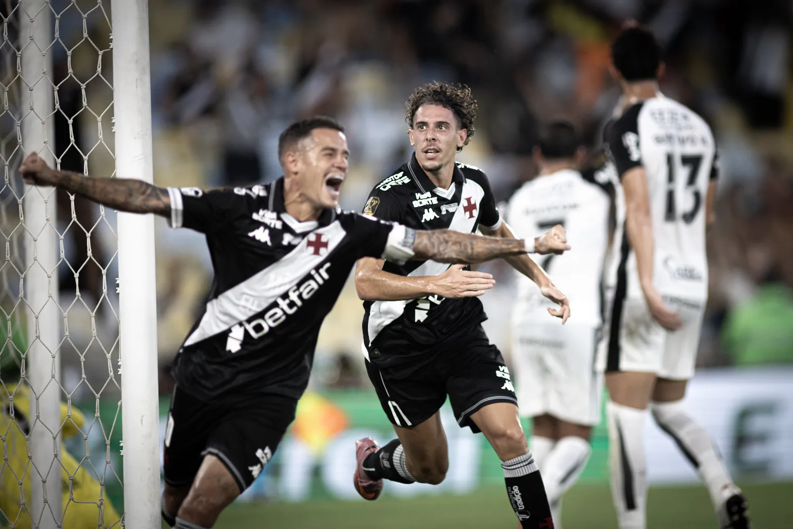 Nuno Moreira e Coutinho comemoram gol na final da Copa do Brasil. Fotos: Matheus Lima/Vasco.