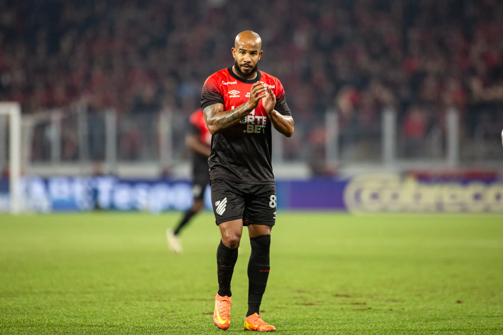 PR – CURITIBA – 08/05/2025 – BRASILEIRO B 2025, ATHLETICO-PR X CHAPECOENSE –  Patrick jogador do Athletico-PR durante partida contra o Chapecoense no estadio Arena da Baixada pelo campeonato Brasileiro B 2025. Foto: Luis Garcia/AGIF