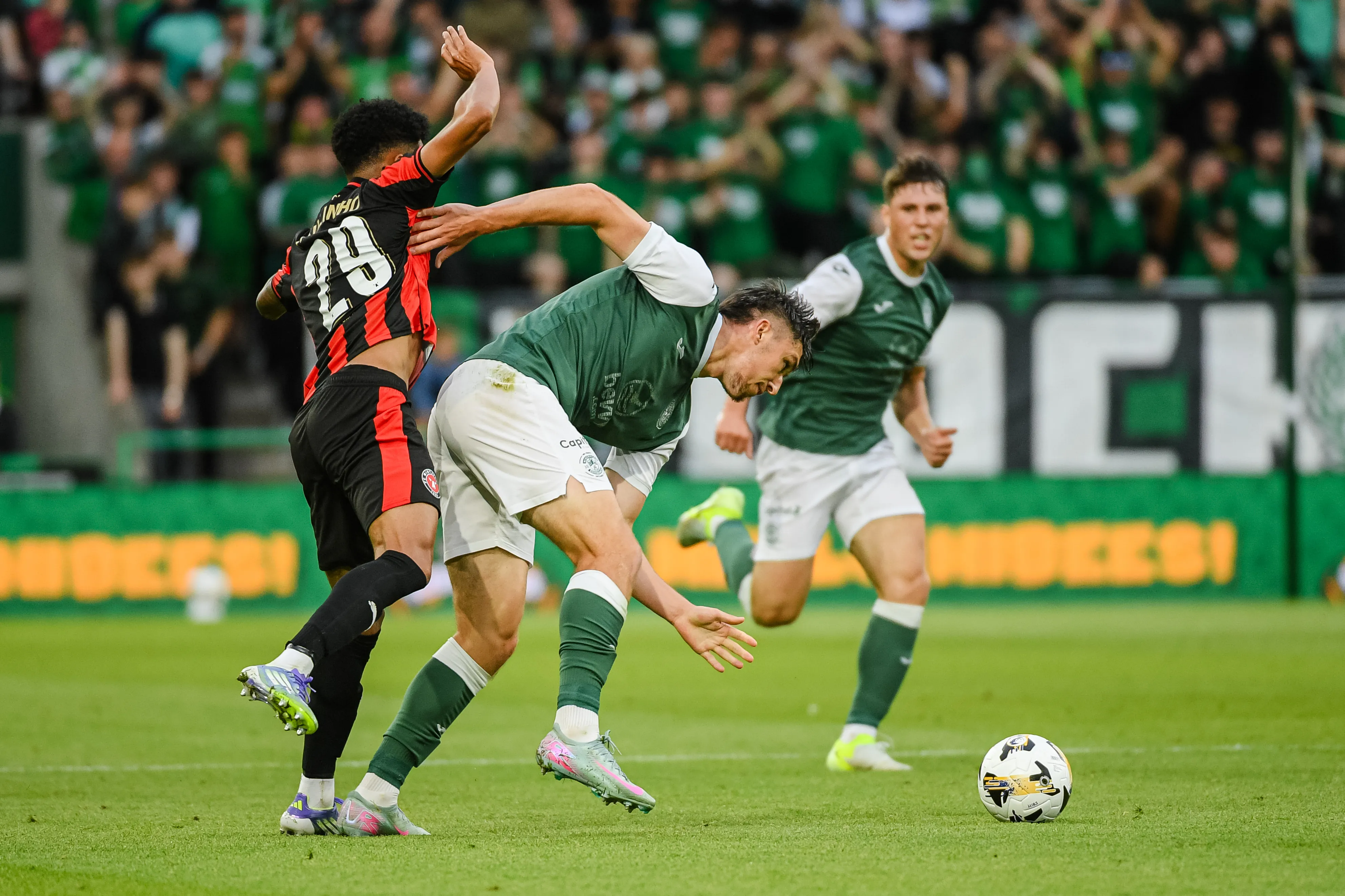 EDINBURGH, SCOTLAND – JULY 31: Paulinho of FC Midtjylland and Kieron Bowie of Hibernian F.C. fight for the ball during the UEFA Europa League 2025/26 second qualifying round second leg match between Hibernian and Midtjylland at Easter Road on July 31, 2025 in Edinburgh, Scotland. (Photo by Euan Cherry/Getty Images)