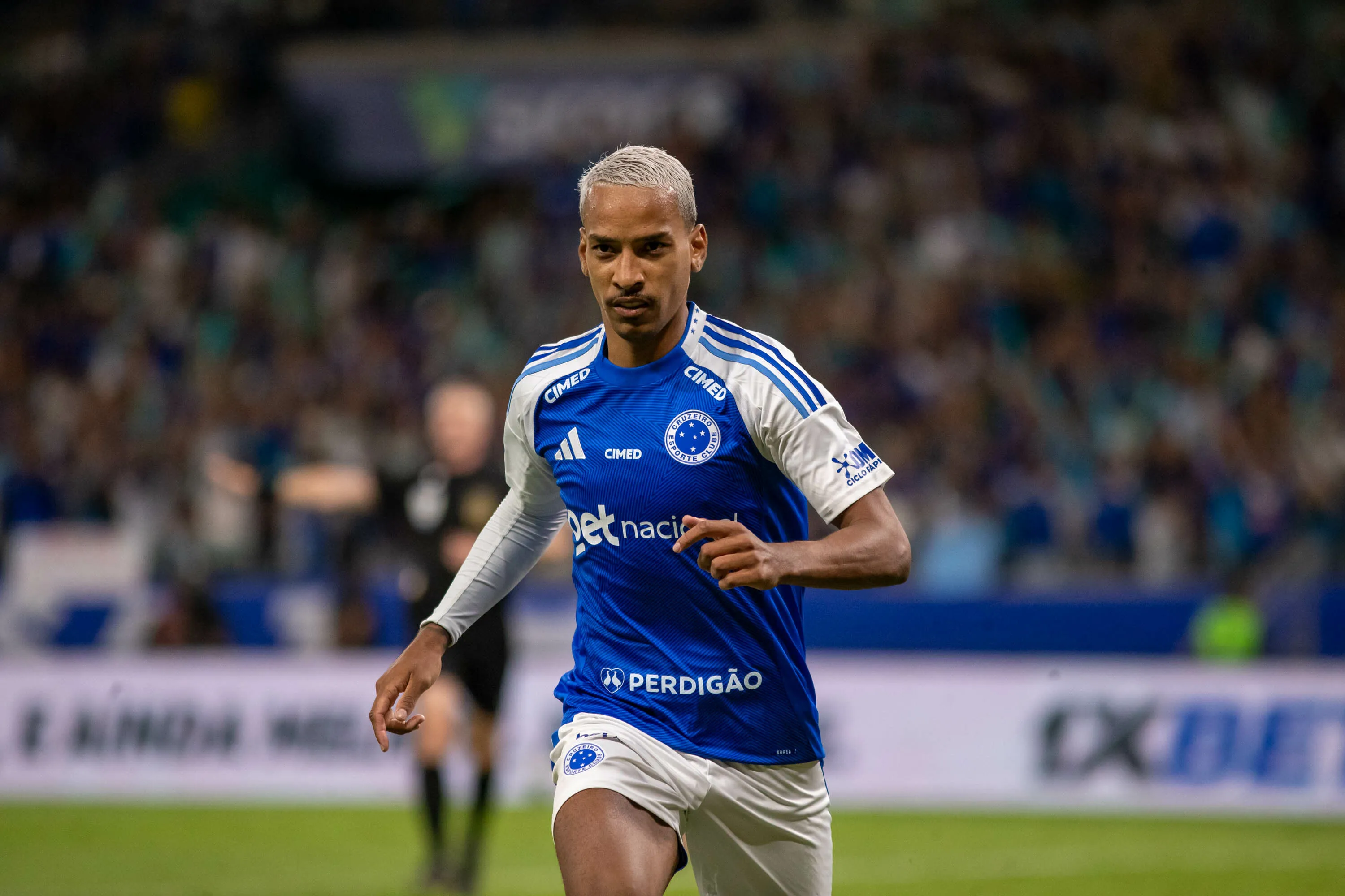 Matheus Pereira jogador do Cruzeiro comemora seu gol durante partida contra o Botafogo no estadio Mineirao pelo campeonato Brasileiro A 2025. Foto: Fernando Moreno/AGIF