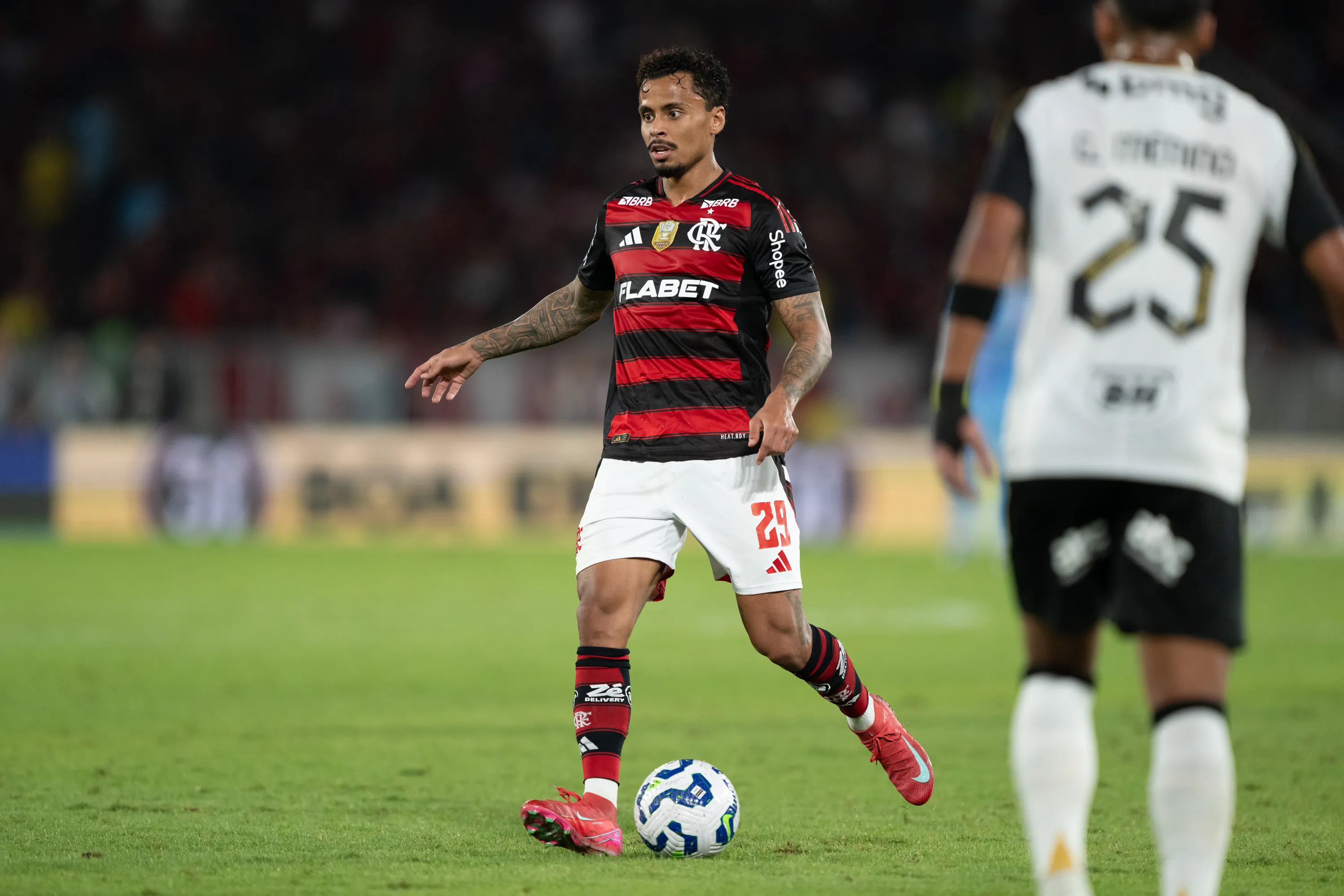 Allan jogador do Flamengo durante partida contra o Atletico-MG no estadio Maracana pelo campeonato Brasileiro A 2025. Foto: Jorge Rodrigues/AGIF