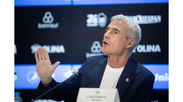 Luis Castro fala aos jornalista durante sua apresentacao oficial como tecnico do Gremio em coletiva de imprensa realizada no Arena do Gremio. Foto: Maxi Franzoi/AGIF