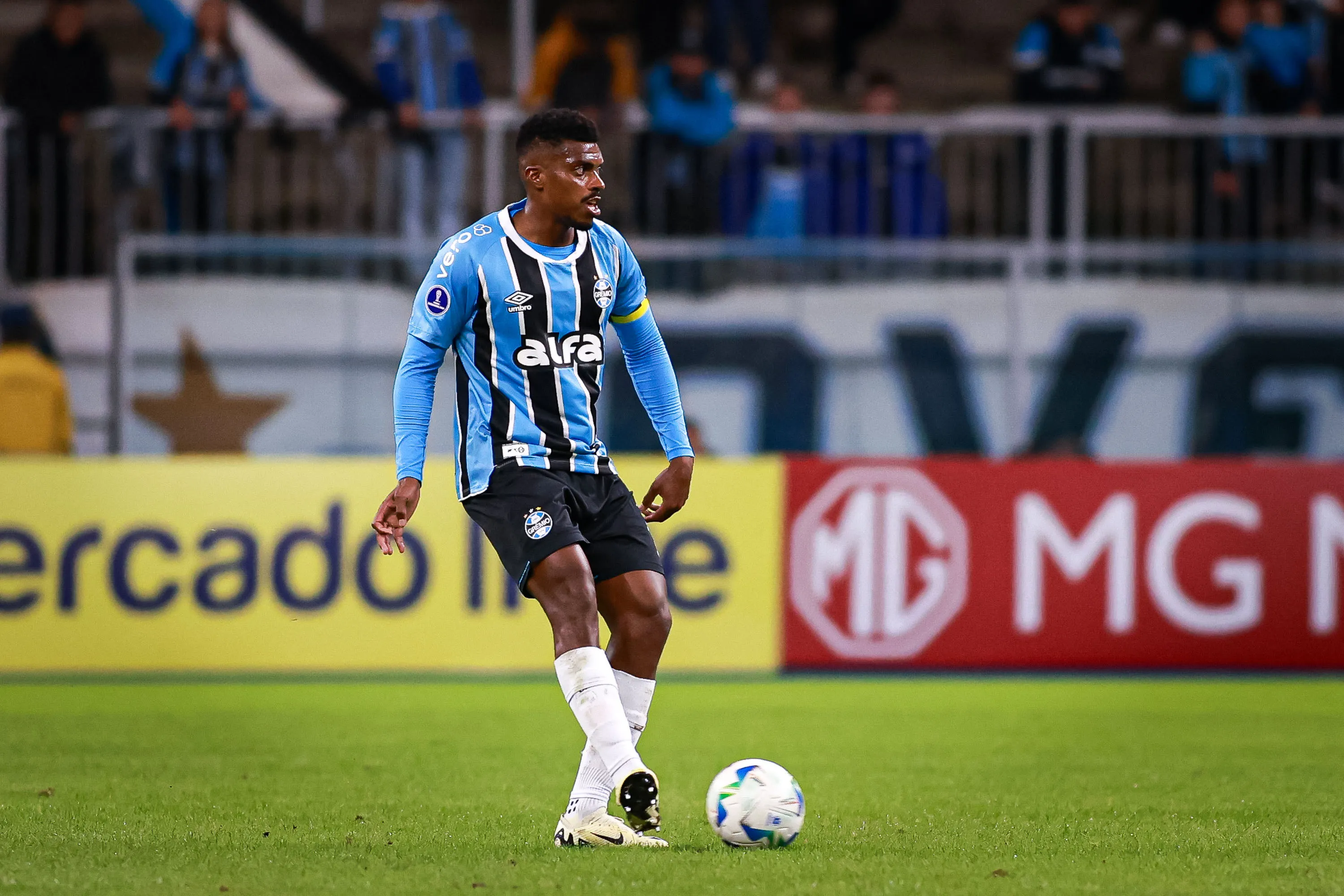 Jemerson jogador do Gremio durante partida contra o Sportivo Luqueno no estadio Arena do Gremio pelo campeonato Copa Sul-americana 2025. Foto: Maxi Franzoi/AGIF