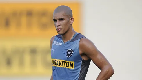 Dória quer voltar ao Botafogo para completar 100 jogos.