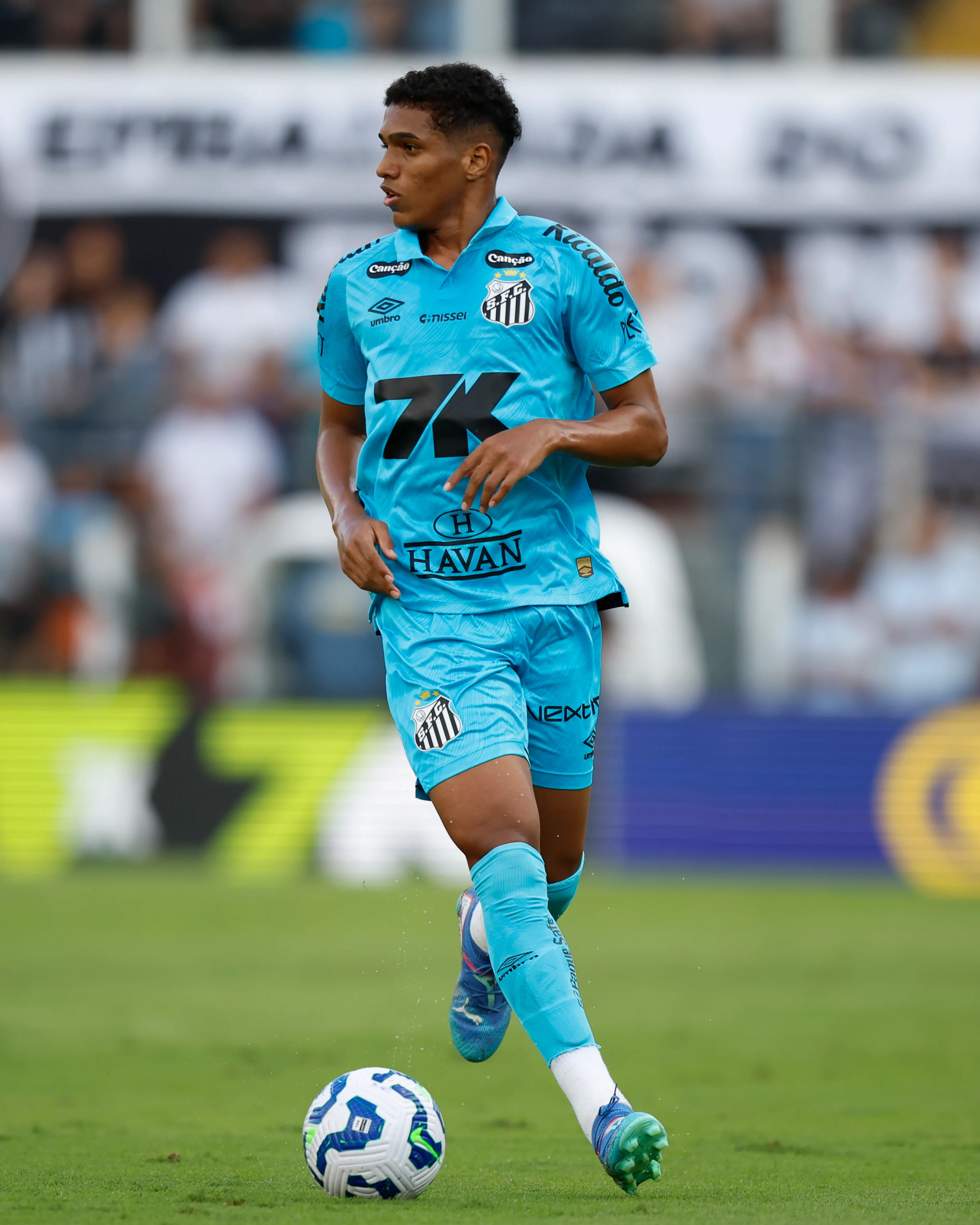 SANTOS, BRAZIL – JUNE 01: Souza of Santos controls the ball during a match between Santos and Botafogo as part of Brasileirao 2025 at Urbano Caldeira Stadium (Vila Belmiro) on June 01, 2025 in Santos, Brazil. (Photo by Miguel Schincariol/Getty Images)