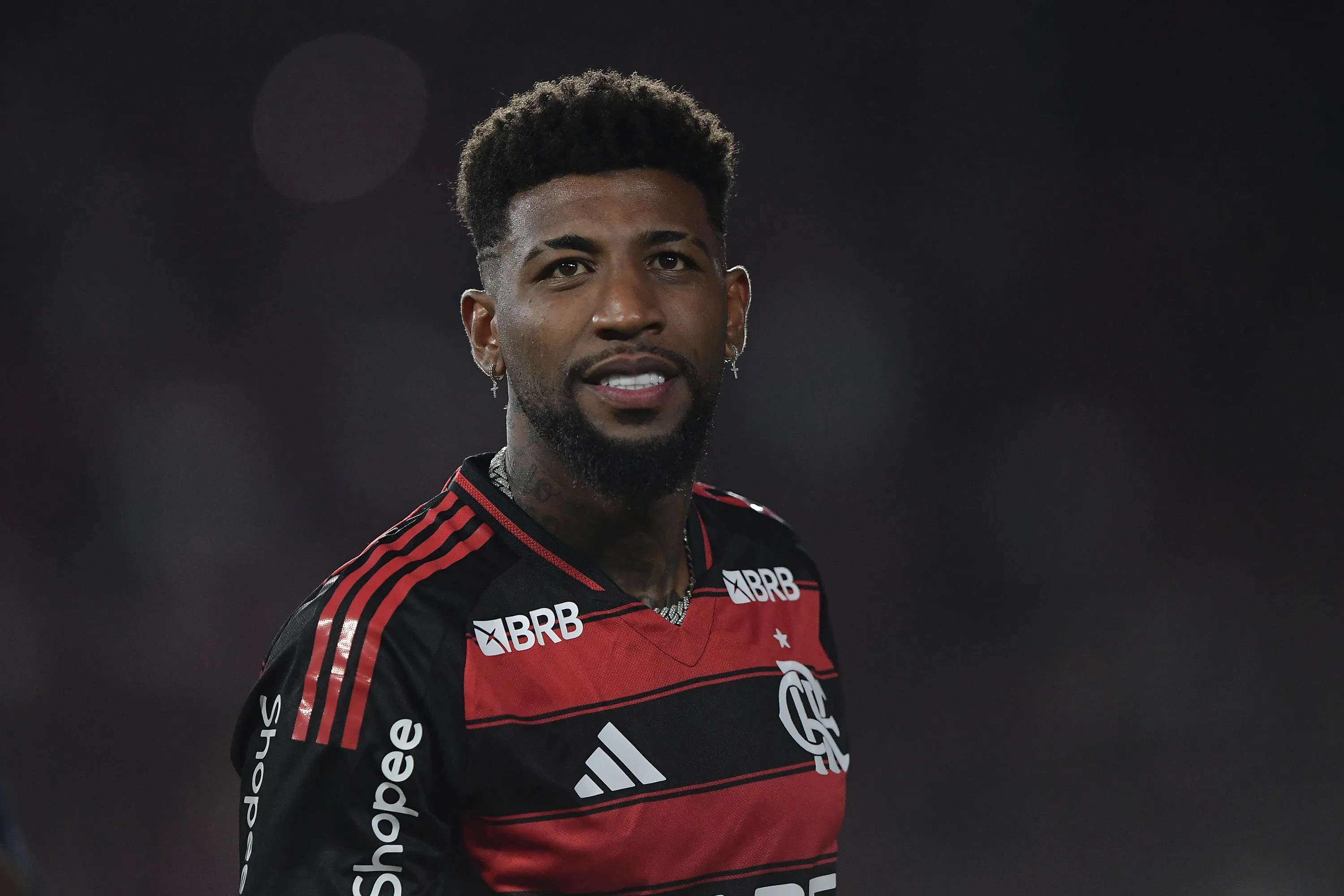RJ – RIO DE JANEIRO – 27/07/2025 – BRASILEIRO A 2025, FLAMENGO X ATLETICO-MG – Emerson Royal jogador do Flamengo antes da partida contra o Atletico-MG no estadio Maracana pelo campeonato Brasileiro A 2025. Foto: Thiago Ribeiro/AGIF