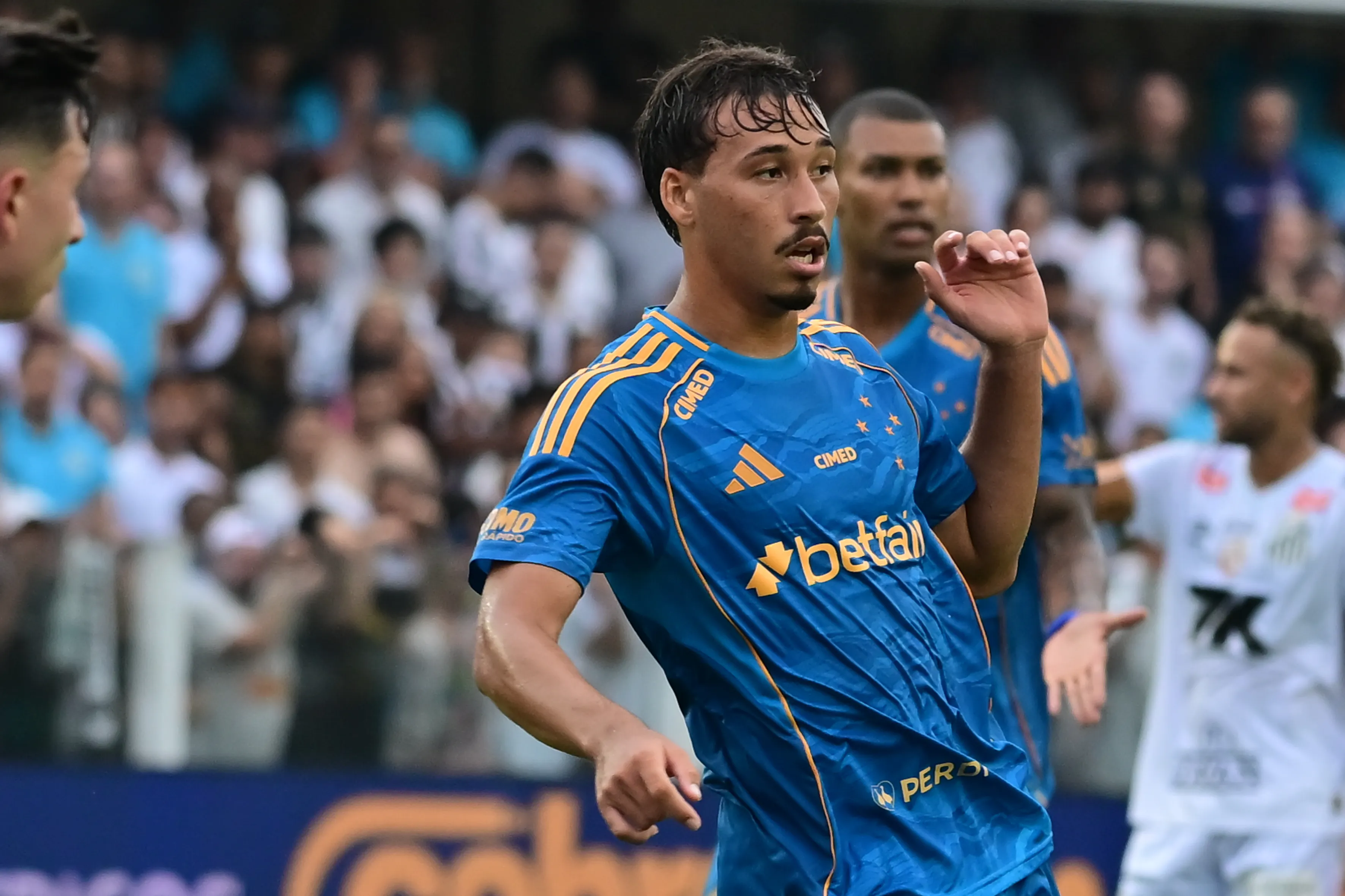 Japa jogador do Cruzeiro durante partida contra o Santos no estadio Vila Belmiro pelo campeonato Brasileiro A 2025. Foto: Jota Erre/AGIF