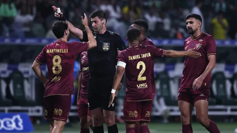 Jogadores do Fluminense em confronto contra o Palmeiras em 2025.