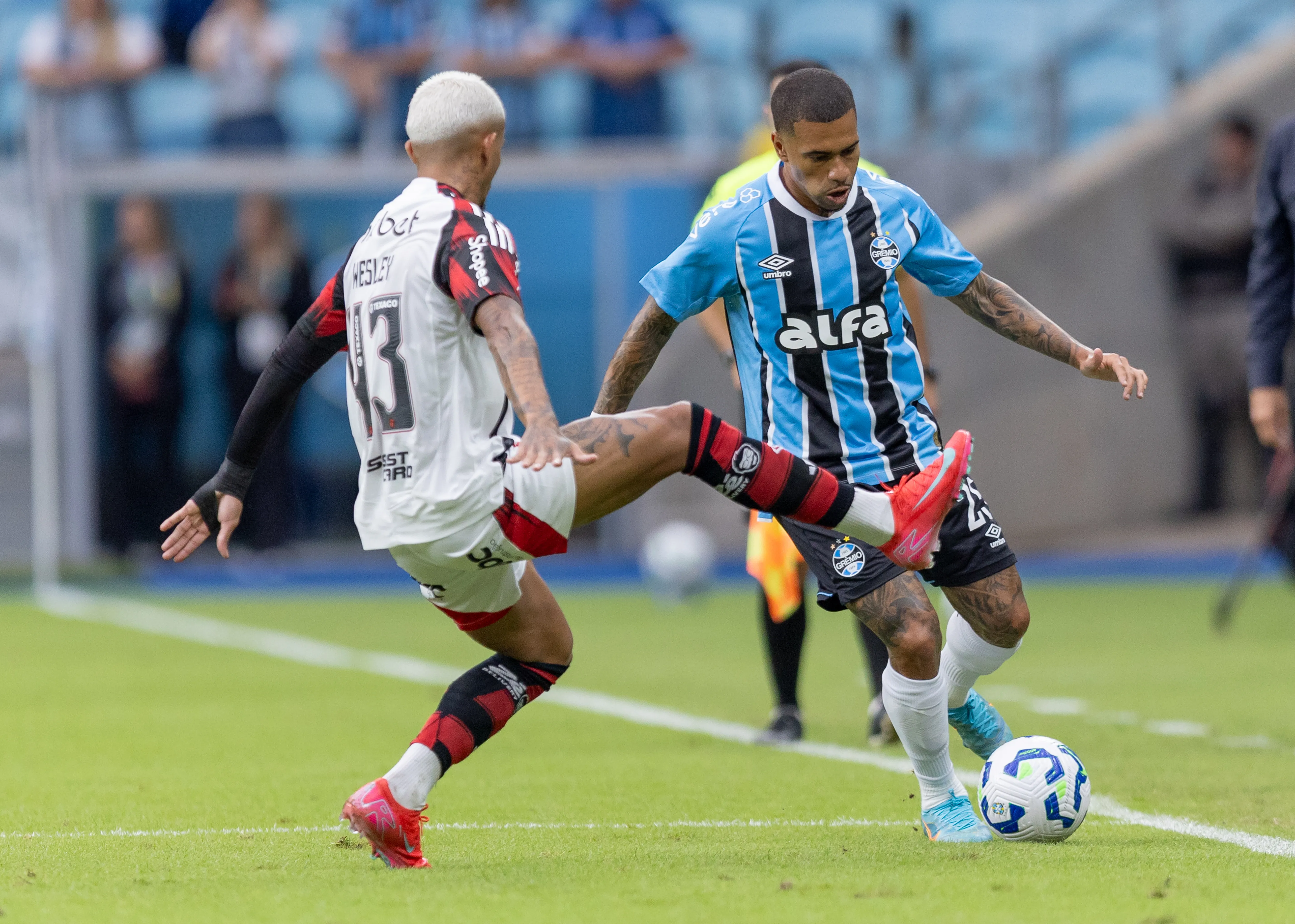 Lucas Esteves em Grêmio x Flamengo pelo campeonato Brasileiro A 2025. Foto: Liamara Polli/AGIF