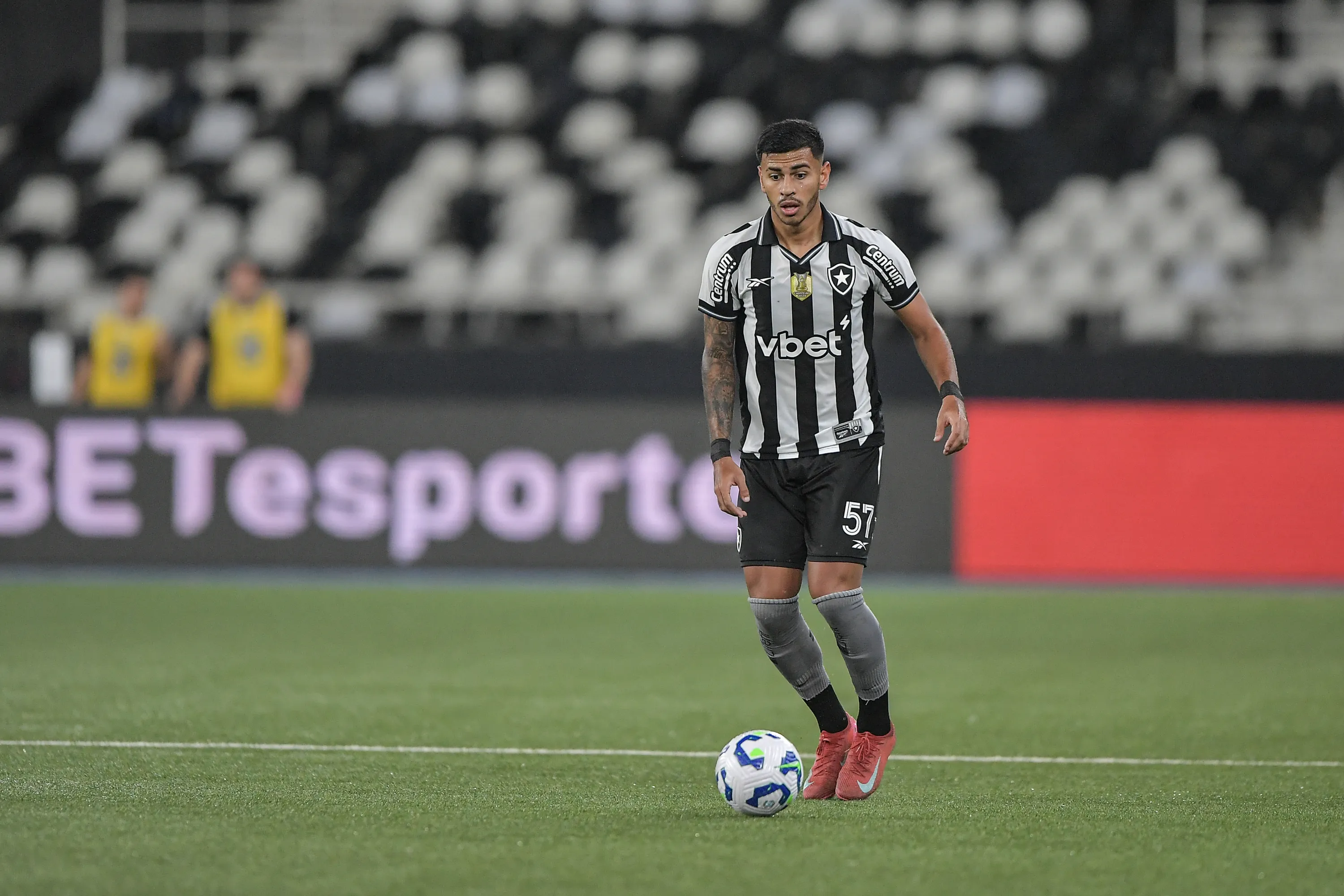 David Ricardo jogador do Botafogo durante partida contra o Bragantino no estadio Engenhao pelo campeonato Brasileiro A 2025. Foto: Thiago Ribeiro/AGIF
