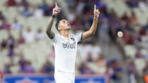 David Ricardo jogador do Botafogo comemora seu gol durante partida contra o Fortaleza no estadio Arena Castelao pelo campeonato Brasileiro A 2025. Foto: Baggio Rodrigues/AGIF