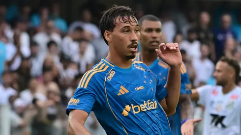 Japa jogador do Cruzeiro durante partida contra o Santos no estadio Vila Belmiro pelo campeonato Brasileiro A 2025. Foto: Jota Erre/AGIF