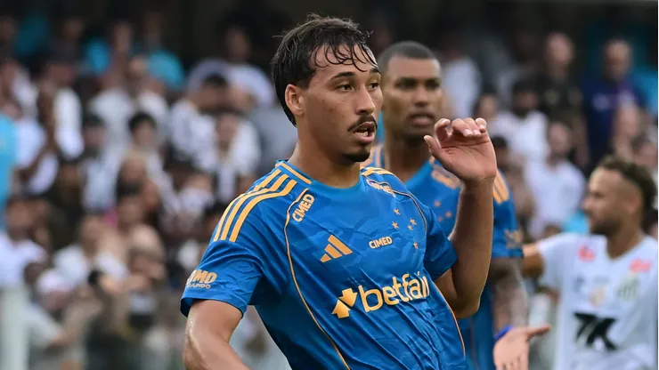 Japa jogador do Cruzeiro durante partida contra o Santos no estadio Vila Belmiro pelo campeonato Brasileiro A 2025. Foto: Jota Erre/AGIF