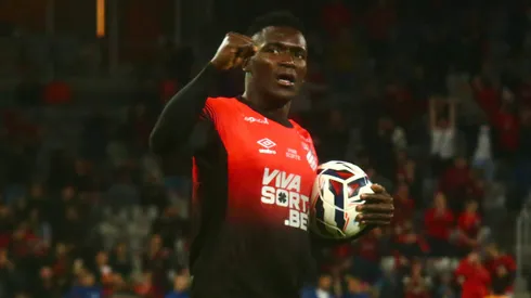Viveros jogador do Athletico-PR comemora seu gol durante partida contra o Avai no estadio Arena da Baixada pelo campeonato Brasileiro B 2025. Foto: Gabriel Machado/AGIF