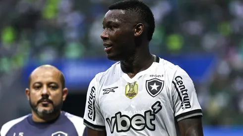 Patrick de Paula jogador do Botafogo durante partida contra o Palmeiras no estadio Arena Allianz Parque pelo campeonato Brasileiro A 2025. Foto: Fabio Giannelli/AGIF