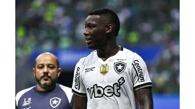 Patrick de Paula jogador do Botafogo durante partida contra o Palmeiras no estadio Arena Allianz Parque pelo campeonato Brasileiro A 2025. Foto: Fabio Giannelli/AGIF