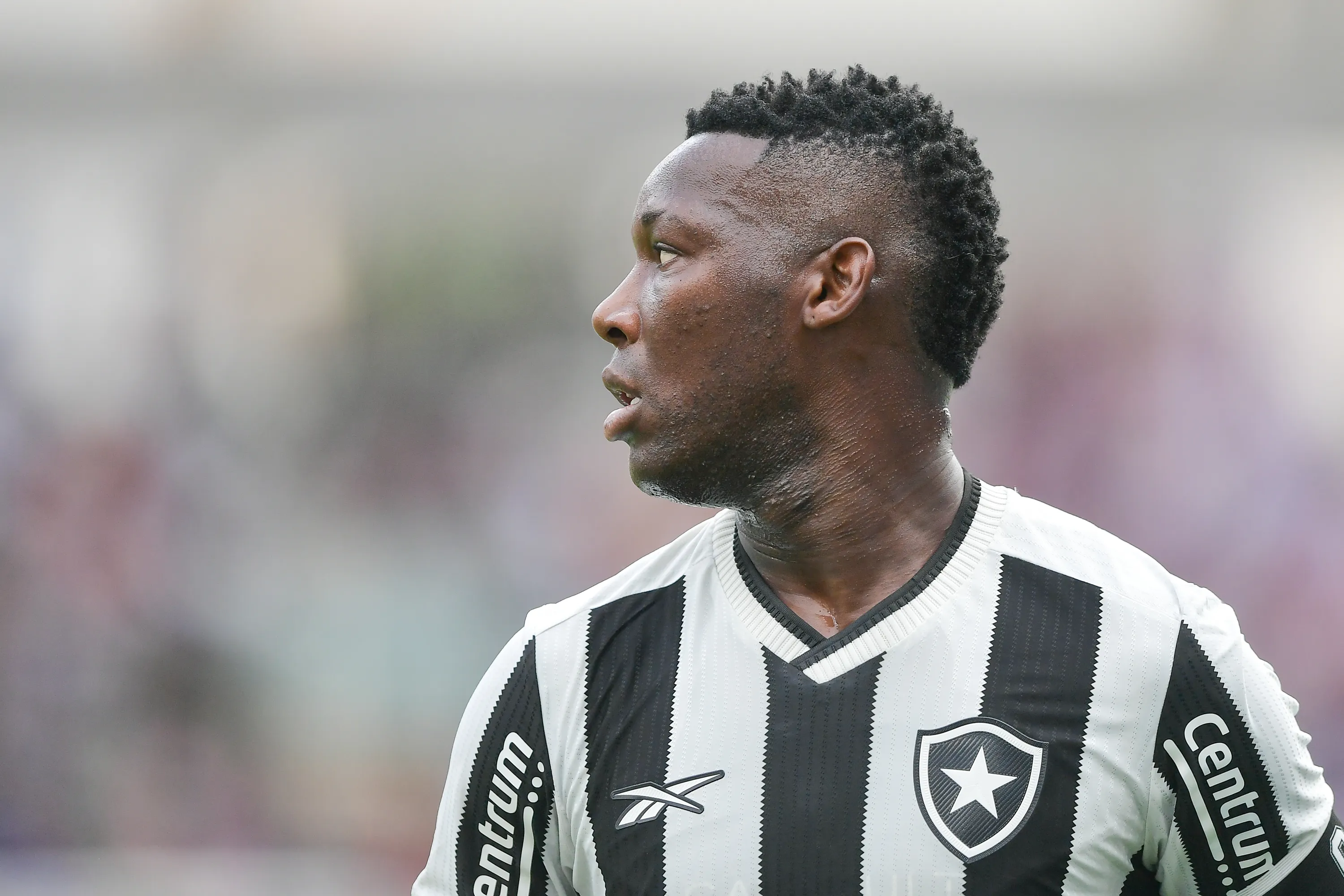 Patrick de Paula jogador do Botafogo durante partida contra o Marica no estadio Engenhao pelo campeonato Carioca 2025. Foto: Thiago Ribeiro/AGIF