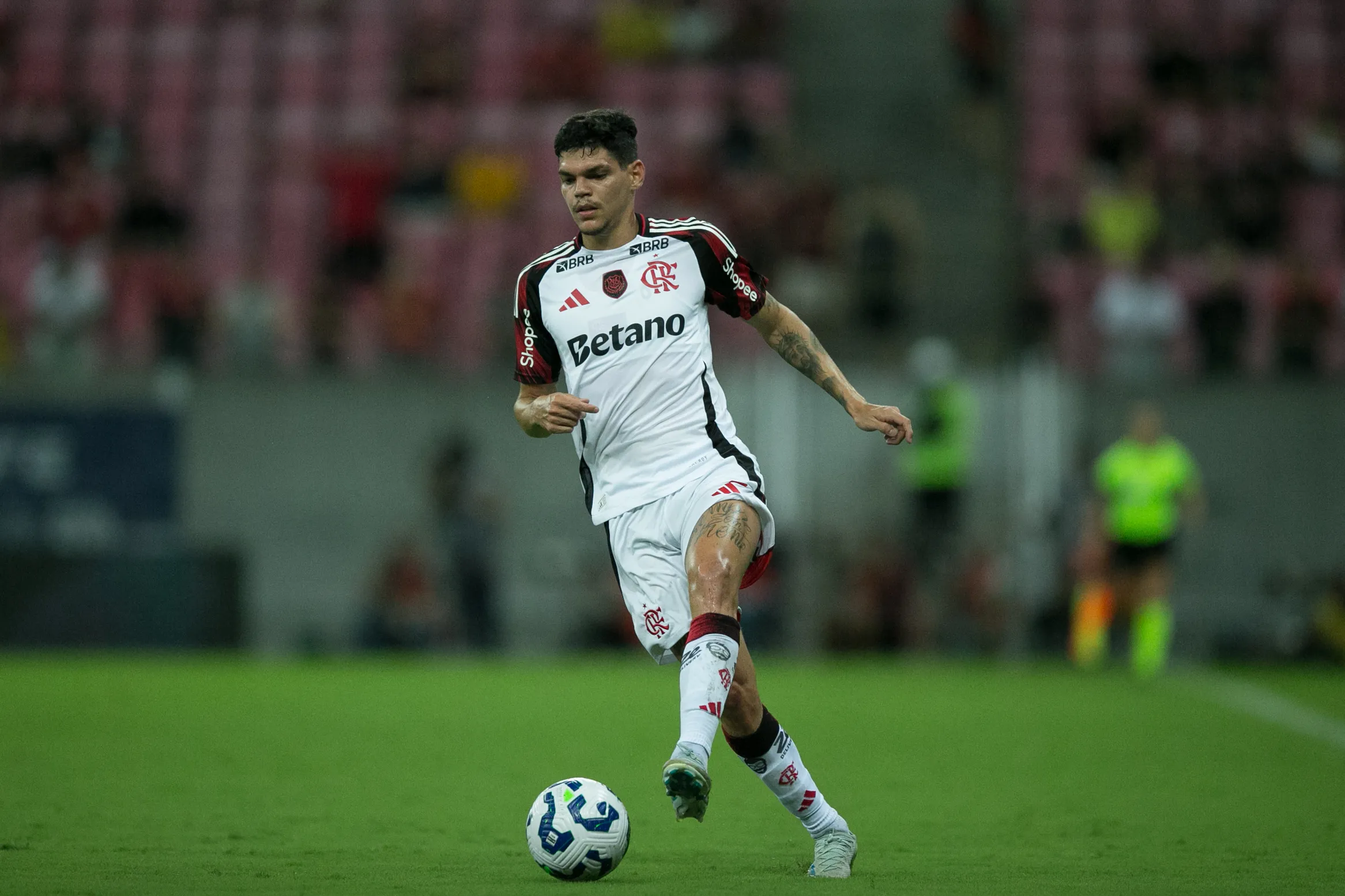 Ayrton Lucas jogador do Flamengo durante a partida contra o Sport na Arena de Pernambuco, pelo Campeonato Brasileiro A 2025. Foto: Marlon Costa/AGIF