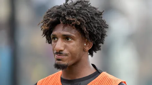 Talles Magno durante confronto contra o Vasco no Brasileirão de 2025.