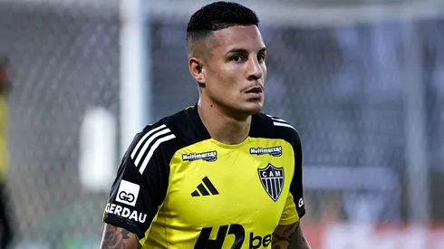 Guilherme Arana durante confronto contra o Bragantino no Campeonato Brasileiro de 2025.