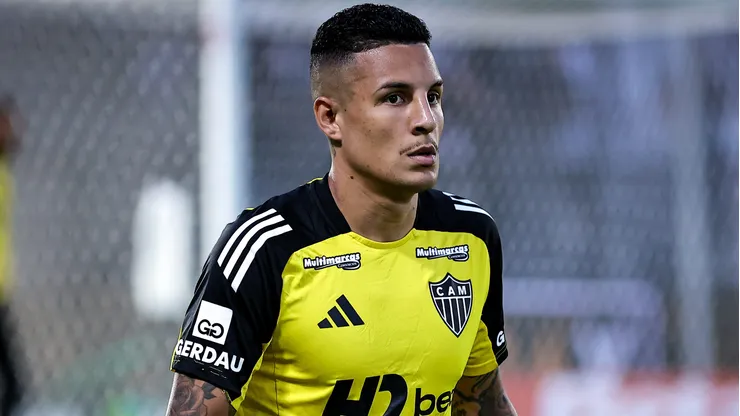 Guilherme Arana durante confronto contra o Bragantino no Campeonato Brasileiro de 2025.