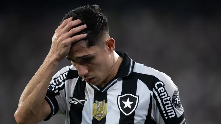 Savarino jogador do Botafogo lamenta durante partida contra o Atletico-MG no estadio Engenhao pelo campeonato Brasileiro A 2025. Foto: Jorge Rodrigues/AGIF