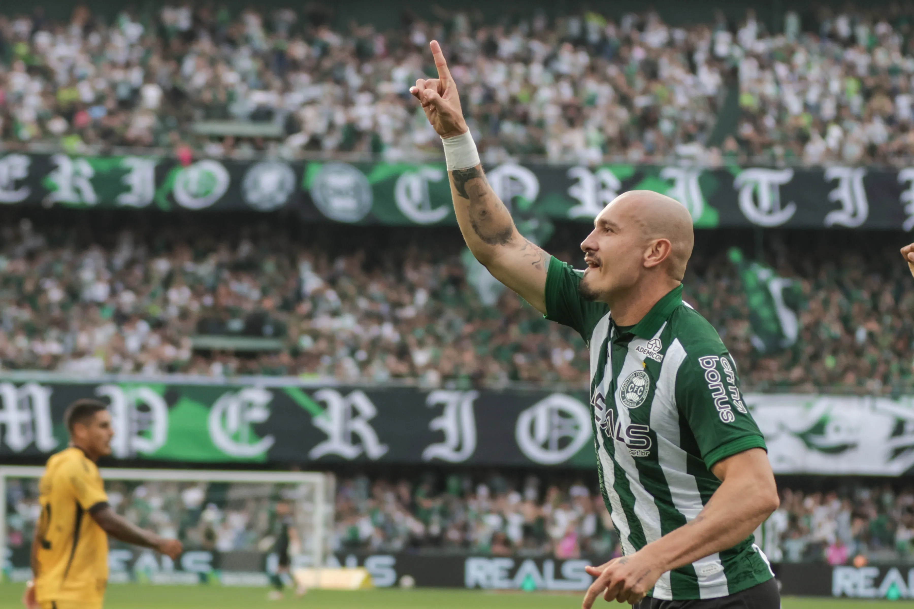 Maicon jogador do Coritiba comemora seu gol durante partida contra o Amazonas no estadio Couto Pereira pelo campeonato Brasileiro B 2025. Foto: Robson Mafra/AGIF