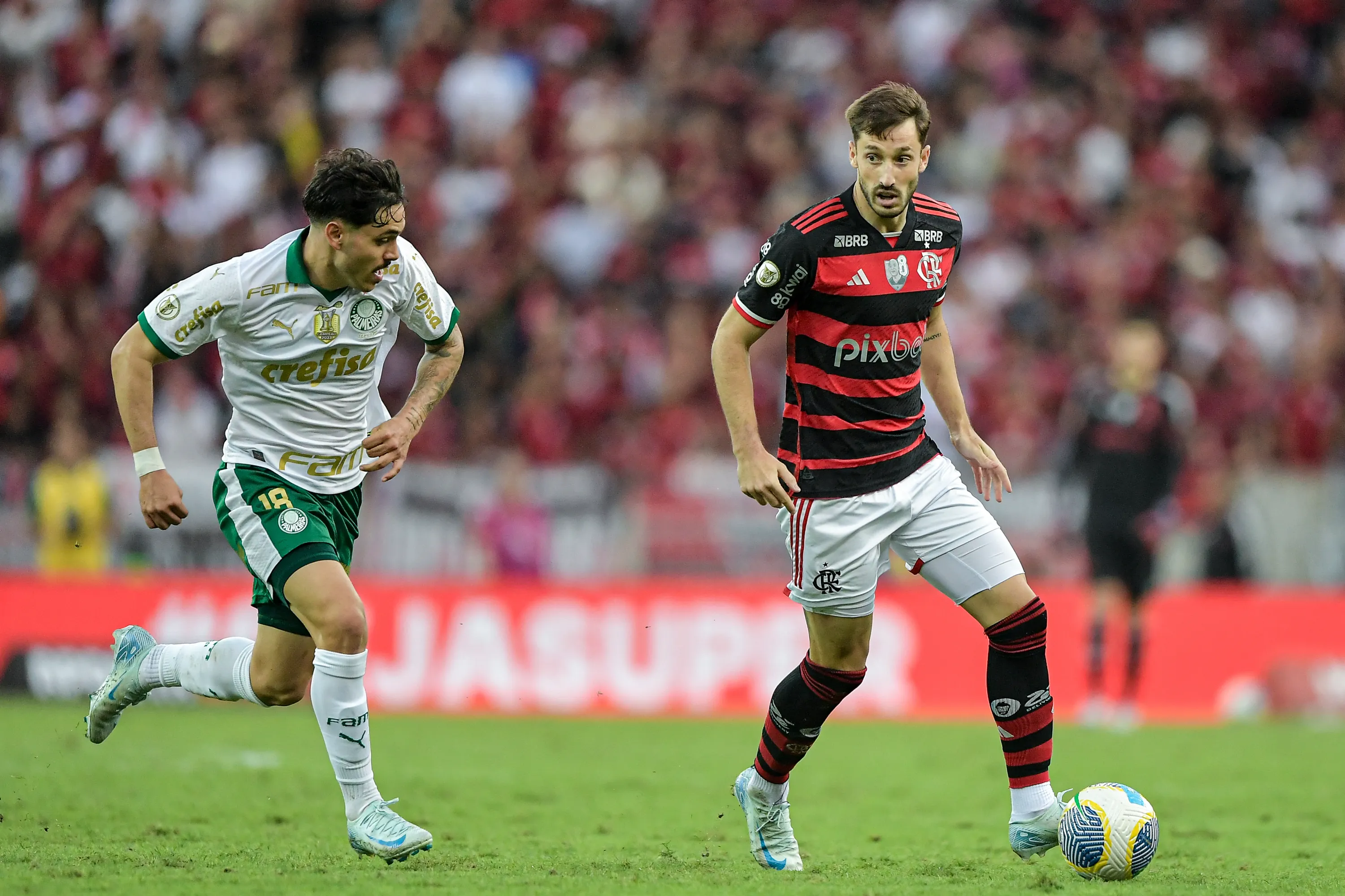 Vina jogador do Flamengo disputa lance com Mauricio jogador do Palmeiras durante partida no estadio Maracana pelo campeonato Brasileiro A 2024. Foto: Thiago Ribeiro/AGIF