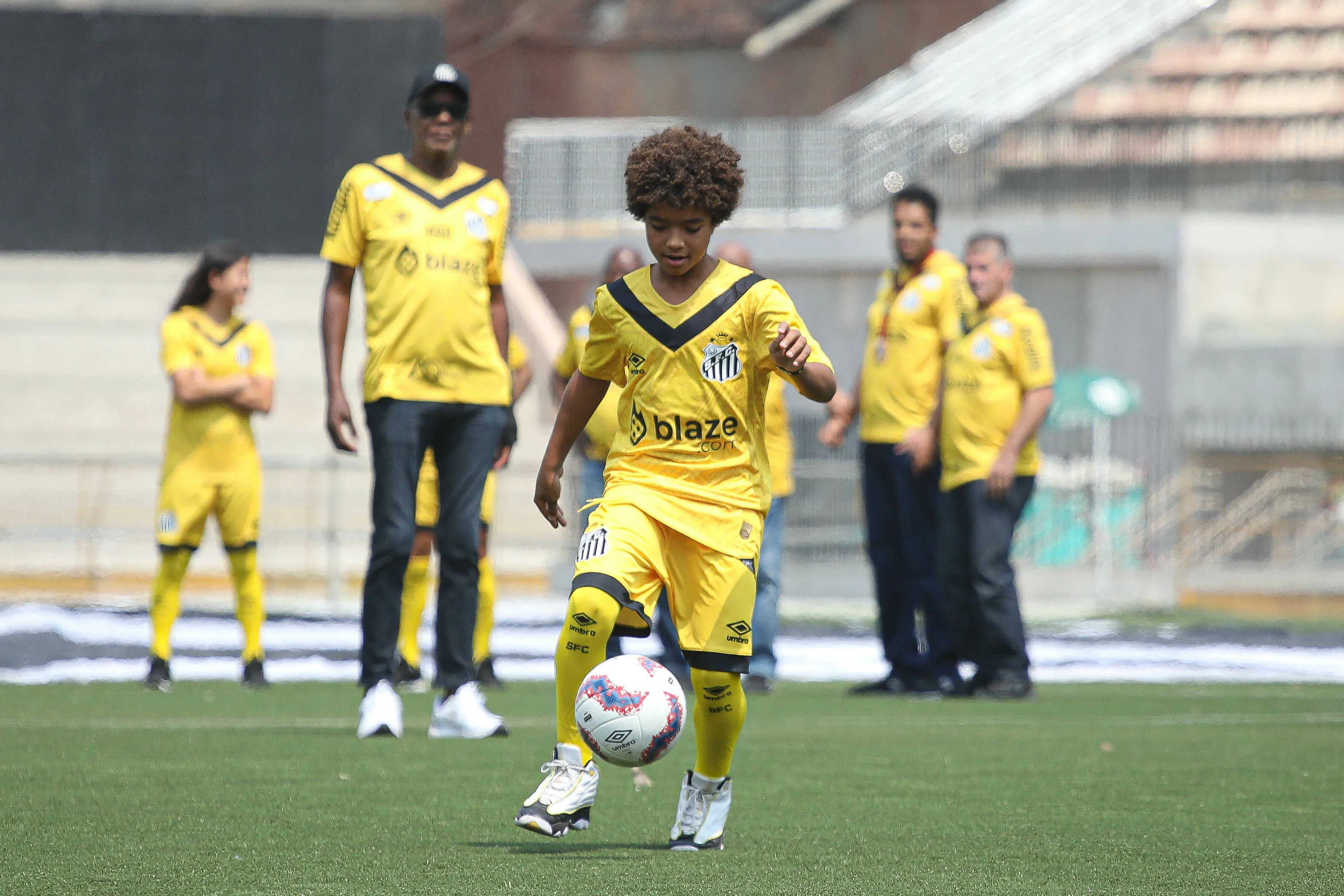 SP – SAO PAULO – 13/09/2024 – SANTOS, LANCAMENTO DO TERCEIRO UNIFORME DO SANTOS F.C. – Kauan basile jogador do Santos durante lancamento do terceiro uniforme no estadio Paulo Machado de Carvalho, no bairro do Pacaembu, em Sao Paulo, nesta sexta-feira (13). Foto: Reinaldo Campos/AGIF