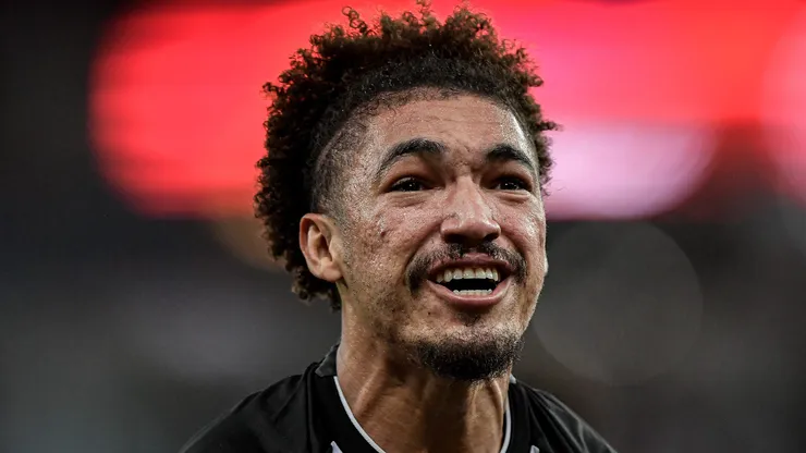 Adryelson Jogador do Botafogo comemora vitoria ao final da partida contra o Flamengo no estadio Maracana pelo campeonato BRASILEIRO A 2023.