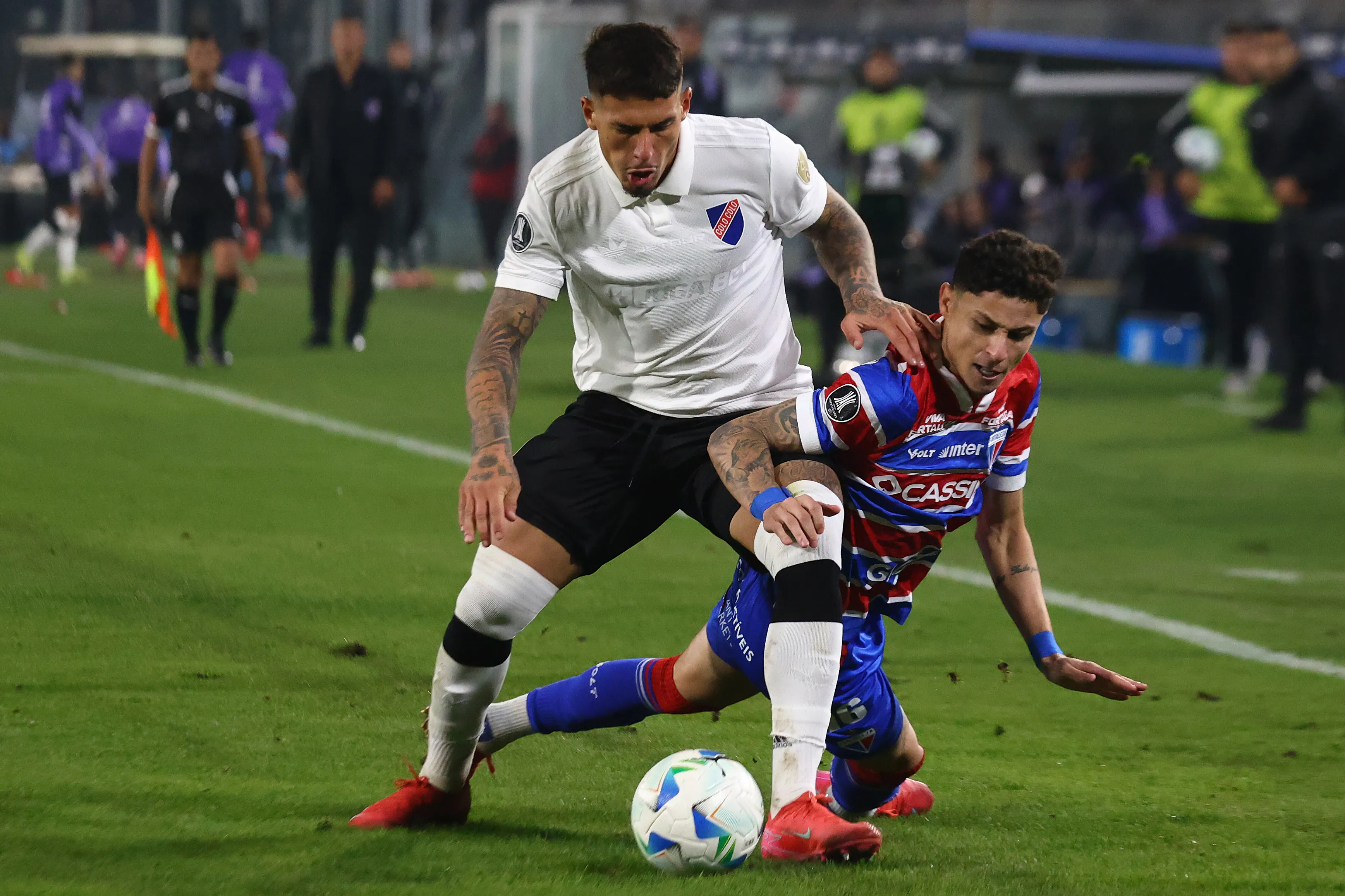 SANTIAGO, CHILE – APRIL 10: Alan Saldivia of Colo Colo fights for the ball against Diogo Barbosa of Fortaleza during the CONMEBOL Copa Libertadores group E match between Colo Colo and Fortaleza at Estadio Monumental David Arellano on April 10, 2025 in Santiago, Chile. (Photo by Marcelo Hernandez/Getty Images)