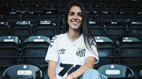 A jogadora chega ao clube após ano abaixo no Corinthians – Foto: Divulgação/Santos