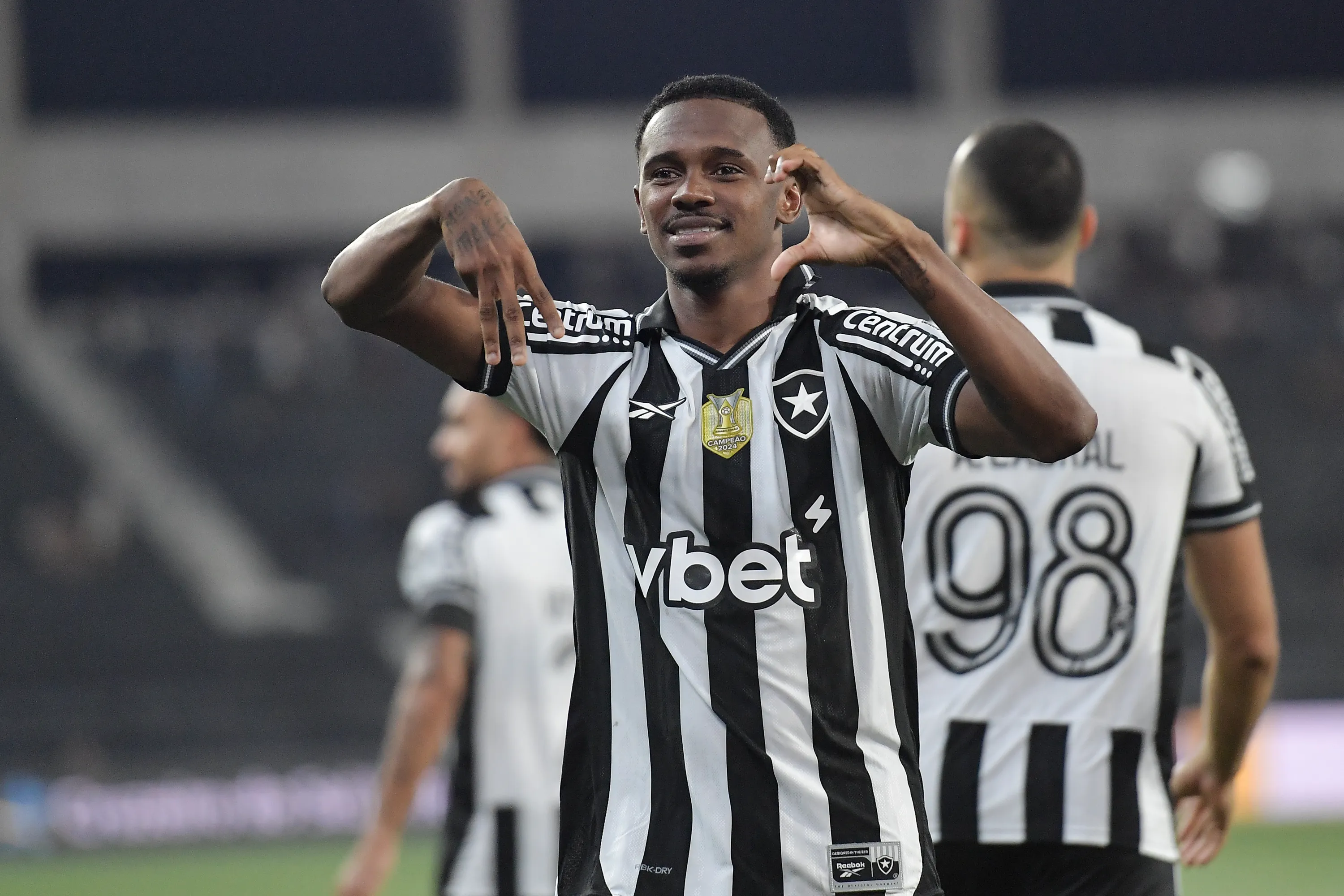 RJ – RIO DE JANEIRO – 01/10/2025 – BRASILEIRO A 2025, BOTAFOGO X BAHIA – Jeffinho jogador do Botafogo comemora seu gol durante partida contra o Bahia no estadio Engenhao pelo campeonato Brasileiro A 2025. Foto: Thiago Ribeiro/AGIF