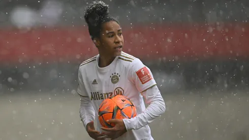 A zagueira tem passagens por gigantes brasileiros, pela Seleção Brasileira Feminina e clubes da Europa – Foto: Sebastian Widmann/Getty Images