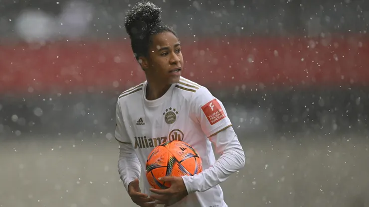 A zagueira tem passagens por gigantes brasileiros, pela Seleção Brasileira Feminina e clubes da Europa - Foto: Sebastian Widmann/Getty Images
