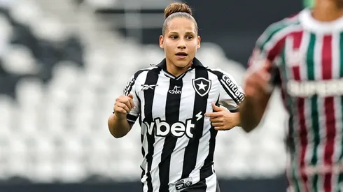 A jogadora tem passagens por gigantes do futebol carioca – Foto: Arthur Barreto/Botafogo