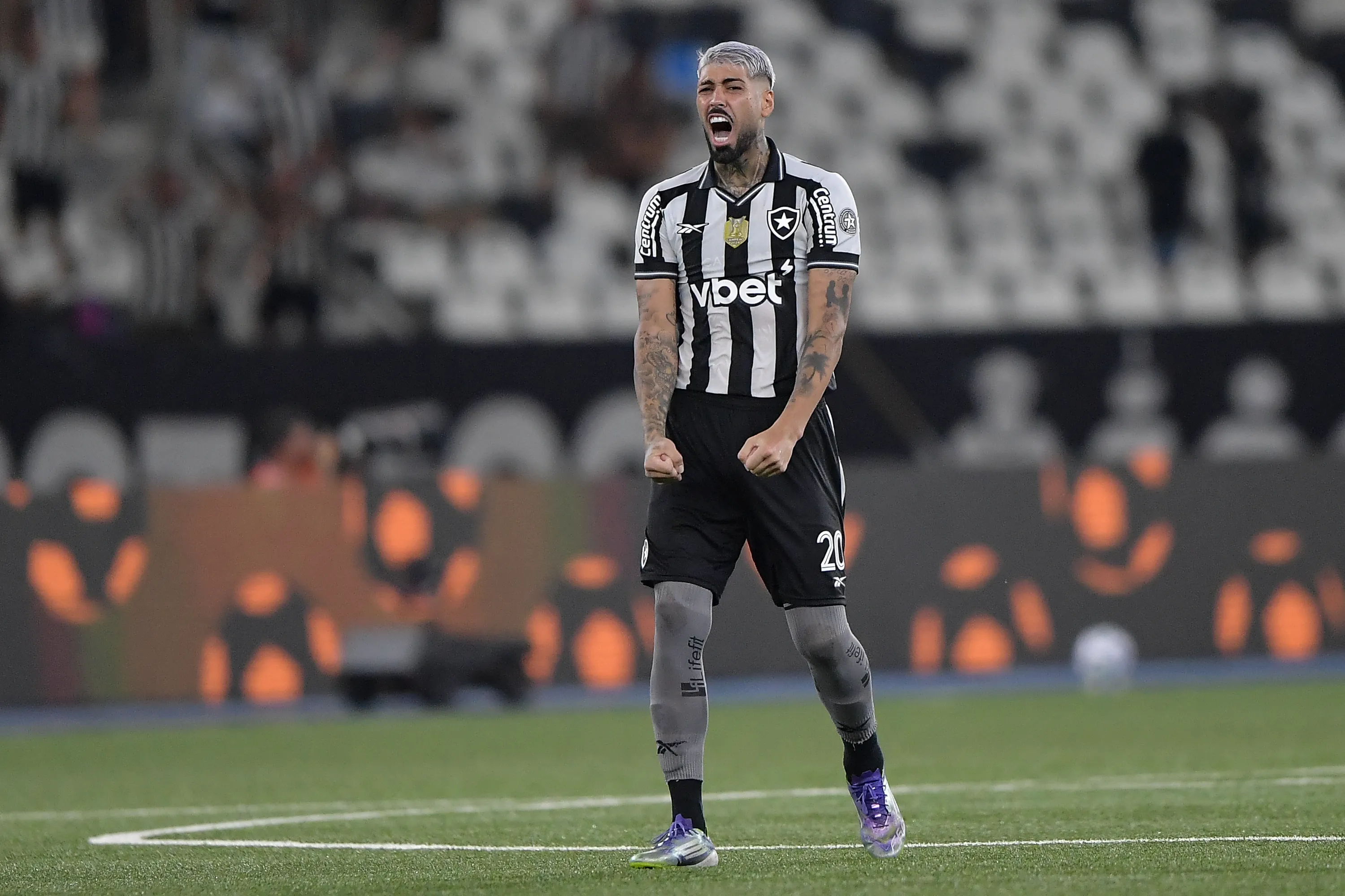 Alexander Barboza atuando no Botafogo em 2025 –  Foto: Thiago Ribeiro/AGIF
