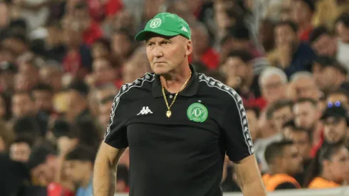 Gilmar Dal Pozzo tecnico do Chapecoense durante partida contra o Athletico-PR no estadio Arena da Baixada pelo campeonato Brasileiro B 2025. Foto: Robson Mafra/AGIF