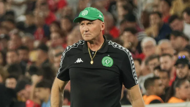 Gilmar Dal Pozzo tecnico do Chapecoense durante partida contra o Athletico-PR no estadio Arena da Baixada pelo campeonato Brasileiro B 2025. Foto: Robson Mafra/AGIF