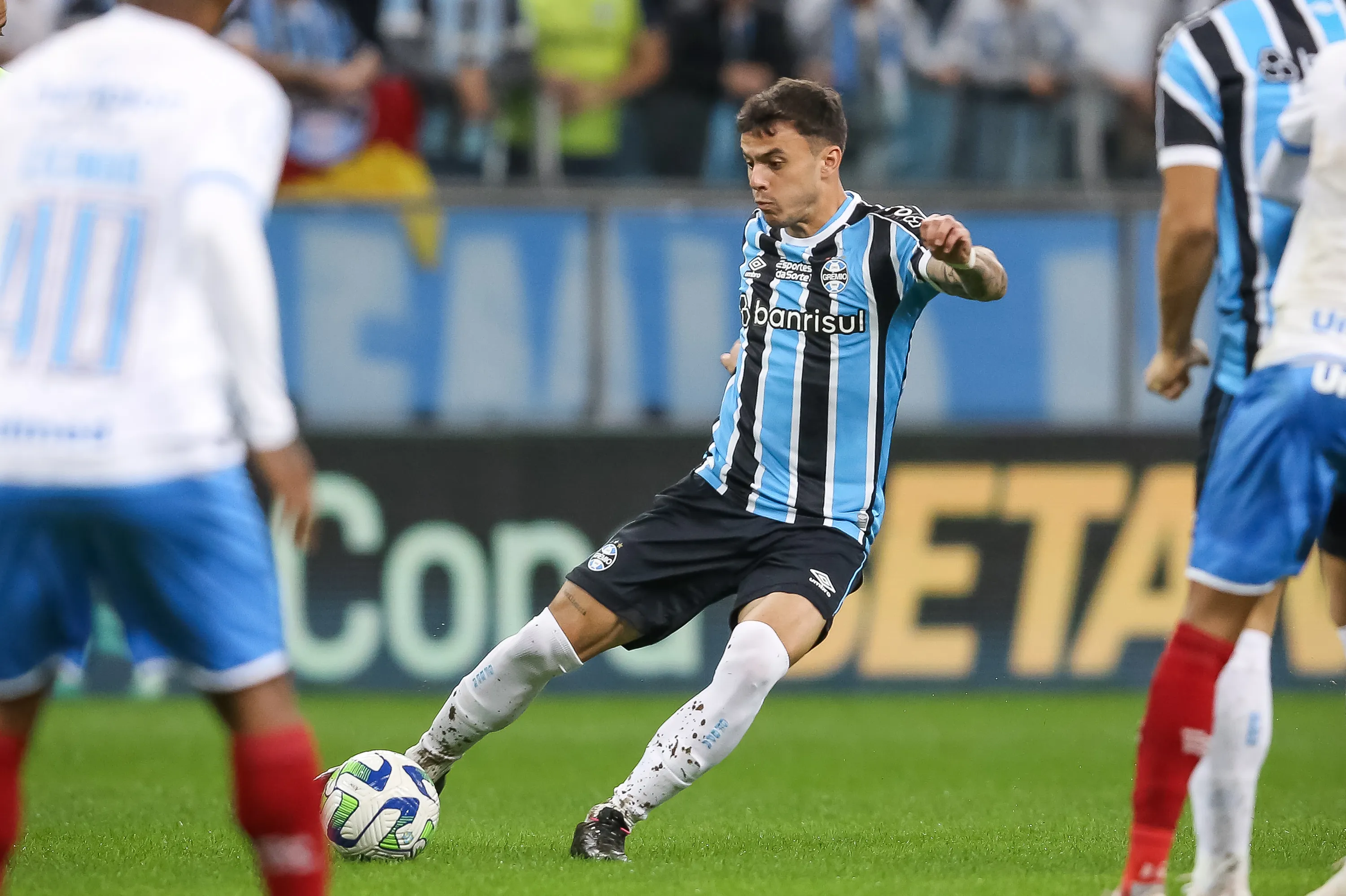 Felipe Carballo atuando no Grêmio em 2023  – Foto: Pedro H. Tesch/AGIF