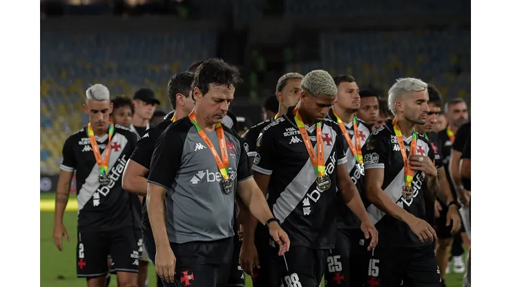 Jogadores do Vasco com a medalha de vice-campeão da Copa do Brasil de 2025.