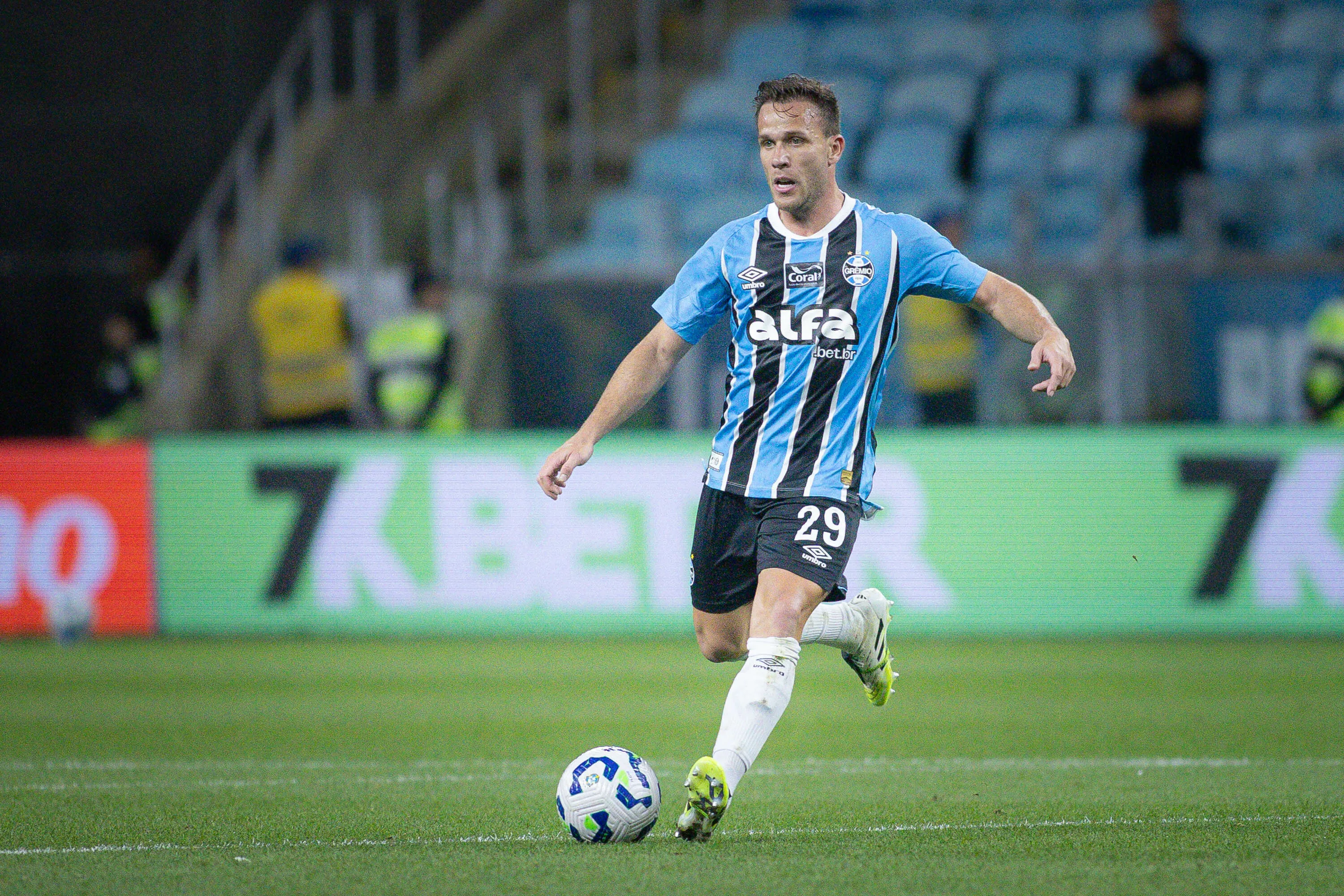 RS – PORTO ALEGRE – 05/11/2025 – BRASILEIRO A 2025, GREMIO X CRUZEIRO – Arthur jogador do Gremio durante partida contra o Cruzeiro no estadio Arena do Gremio pelo campeonato Brasileiro A 2025. Foto: Maxi Franzoi/AGIF