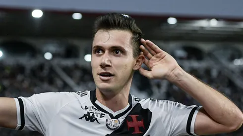 Lucas Piton jogador do Vasco durante partida contra o Vitoria no estadio Sao Januario pelo campeonato Brasileiro A 2025. Foto: Thiago Ribeiro/AGIF