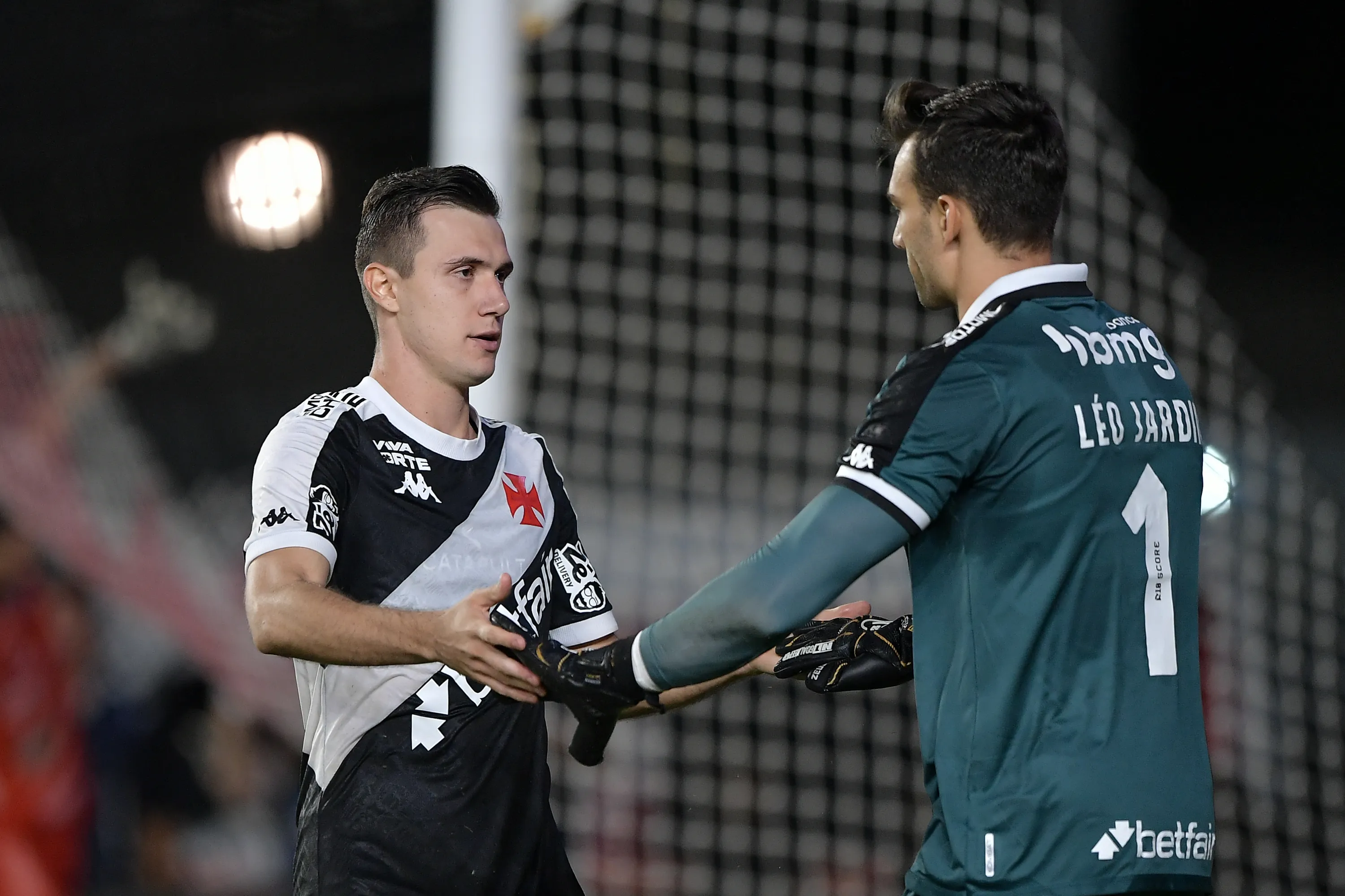 Leo Jardim  e Lucas Piton jogador do Vasco durante partida contra o Operario no estadio Sao Januario pelo campeonato Copa Do Brasil 2025. Foto: Thiago Ribeiro/AGIF