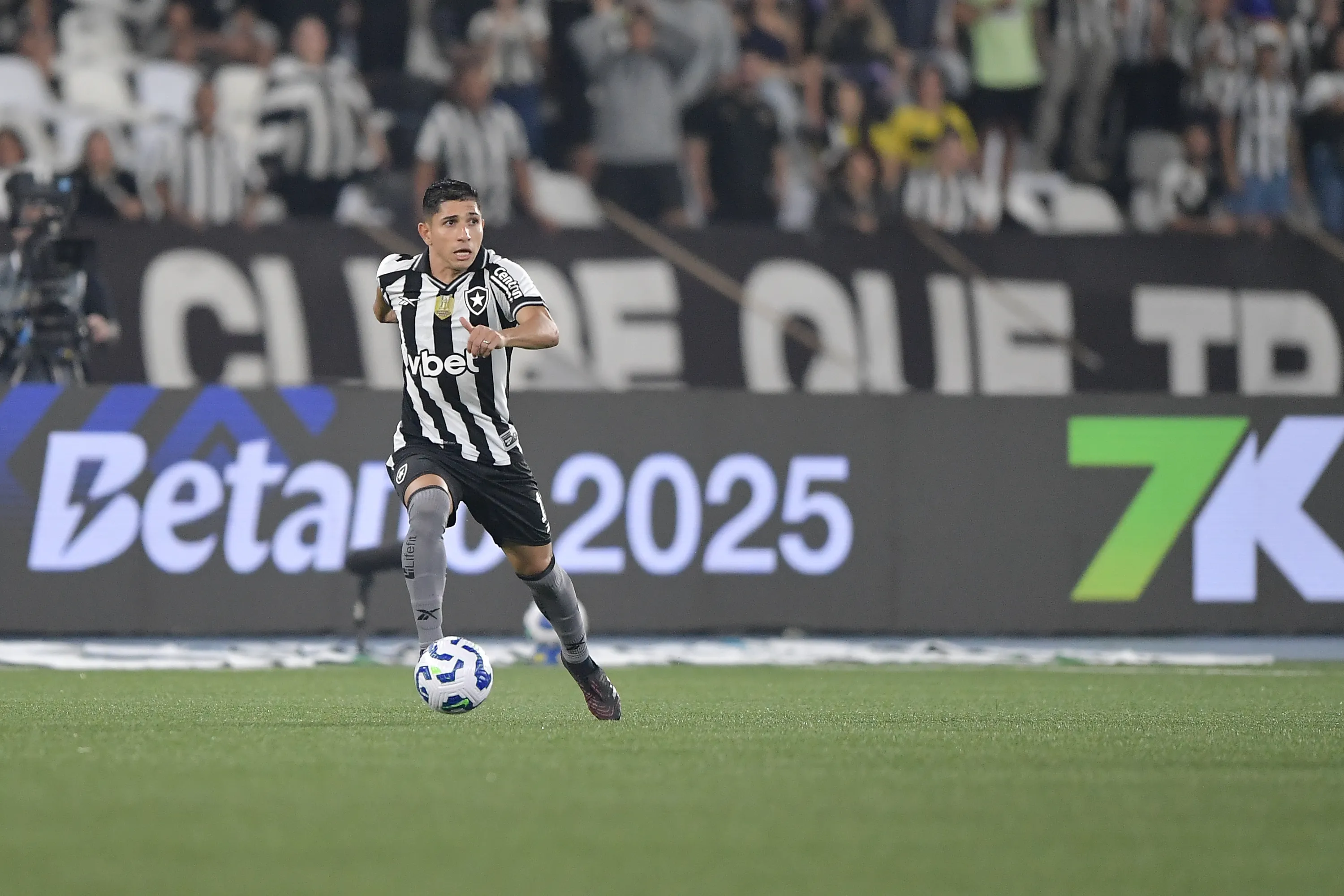 Savarino atuando pelo Botafogo – Foto: Thiago Ribeiro/AGIF