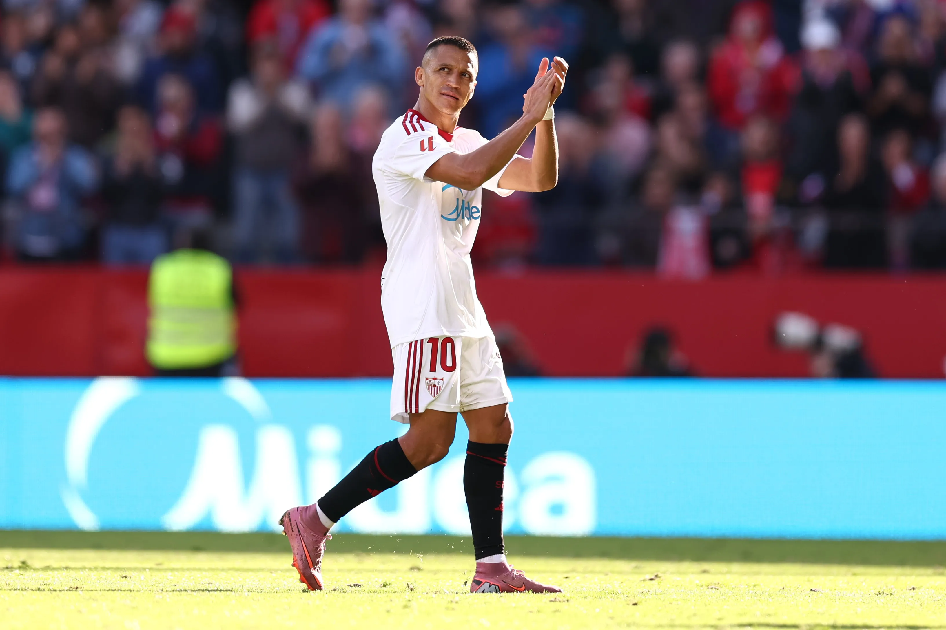 Alexis Sánchez com a camisa do Sevilla-ESP em 2025 –  (Photo by Fran Santiago/Getty Images)