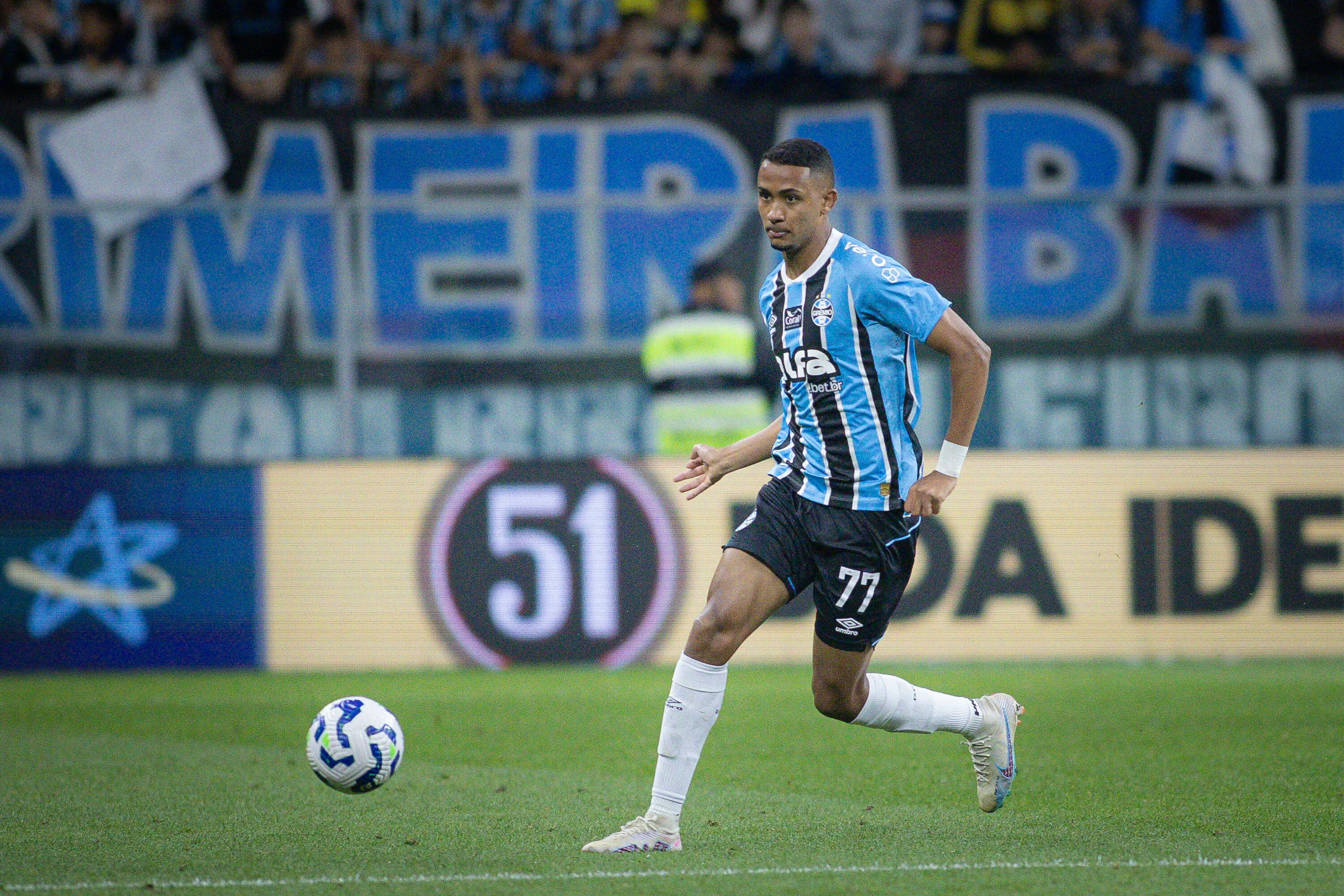 Andre Henrique jogador do Gremio durante partida contra o Cruzeiro no estadio Arena do Gremio pelo campeonato Brasileiro A 2025. Foto: Maxi Franzoi/AGIF