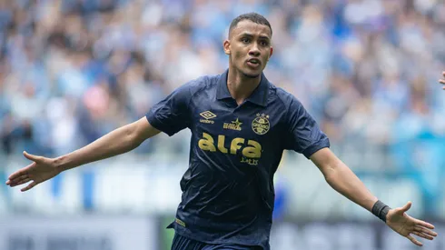 Andre Henrique jogador do Gremio comemora seu gol durante partida contra o Vitoria no estadio Arena do Gremio pelo campeonato Brasileiro A 2025. Foto: Maxi Franzoi/AGIF